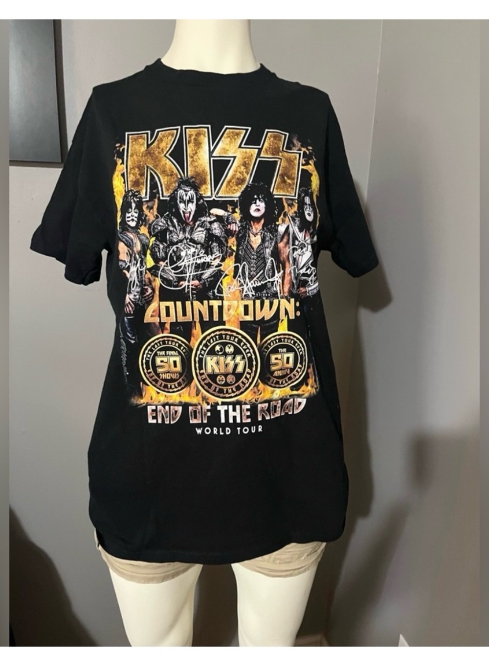 Kiss Black Tee with Gold and Yellow Tour Graphic. Medium unisex top